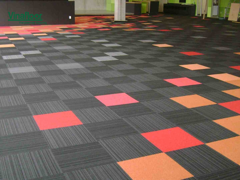 Chọn thảm trải sàn dạng cuộn hay dạng tấm sáng suốt hơn?